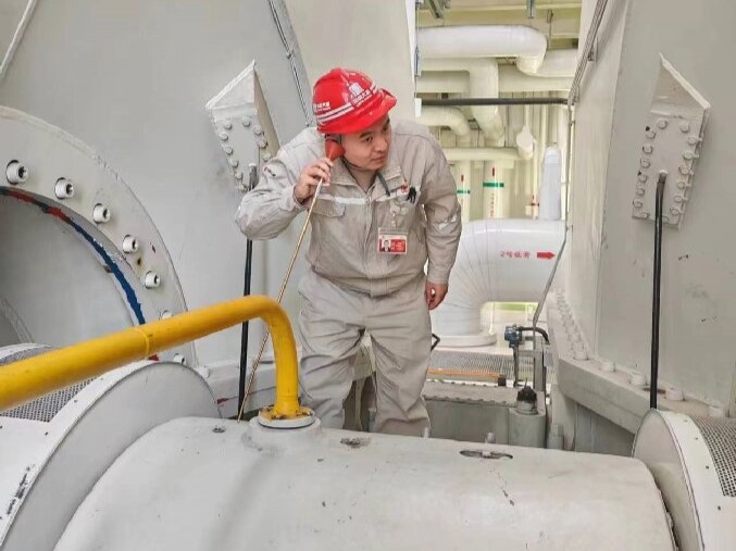 1708506602069006546.jpg 6-大唐东营发电公司职工现场检查机组振动情况.jpg