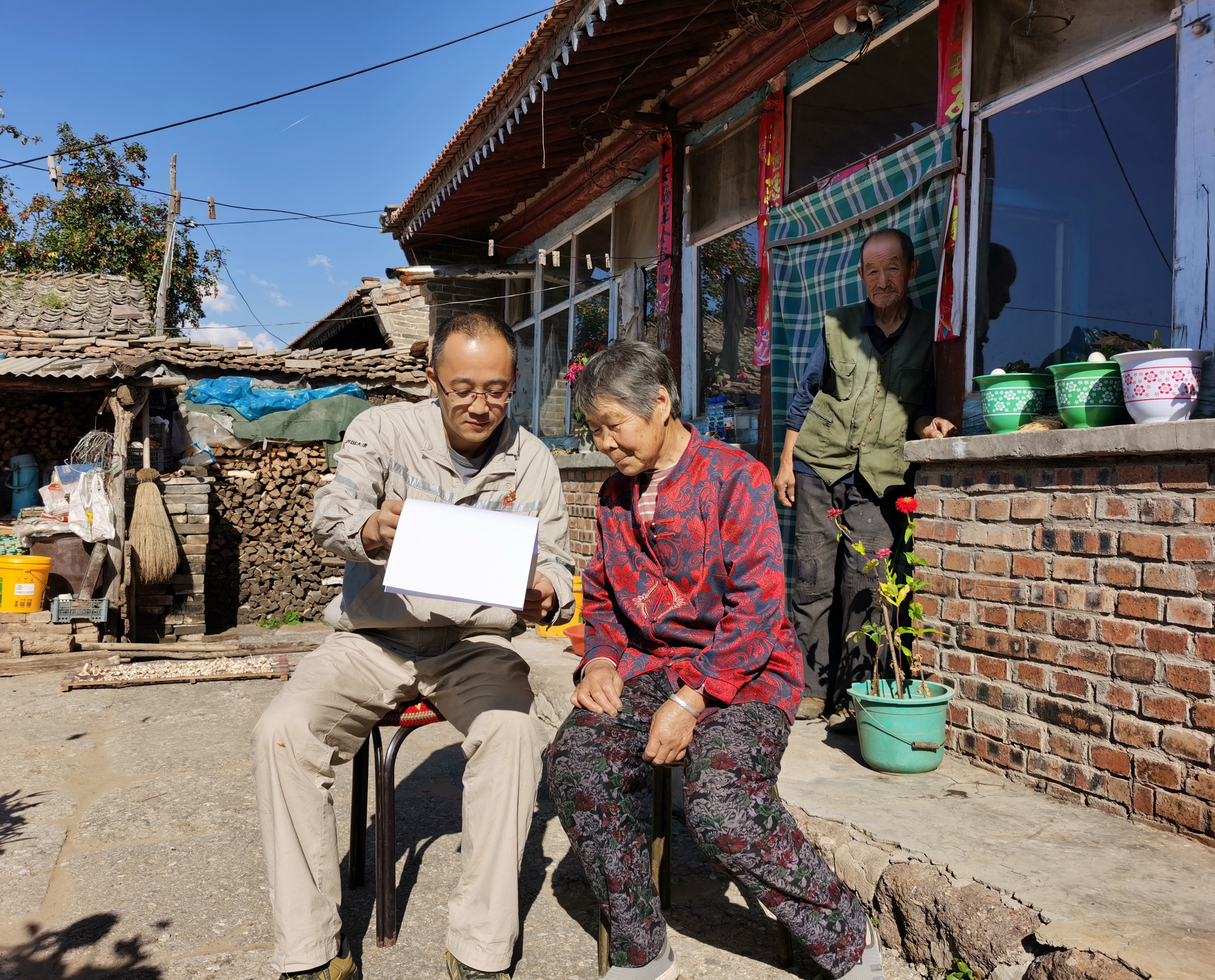 1731311353611018460.jpg 为村民讲解相关政策。黄建安摄_副本.jpg